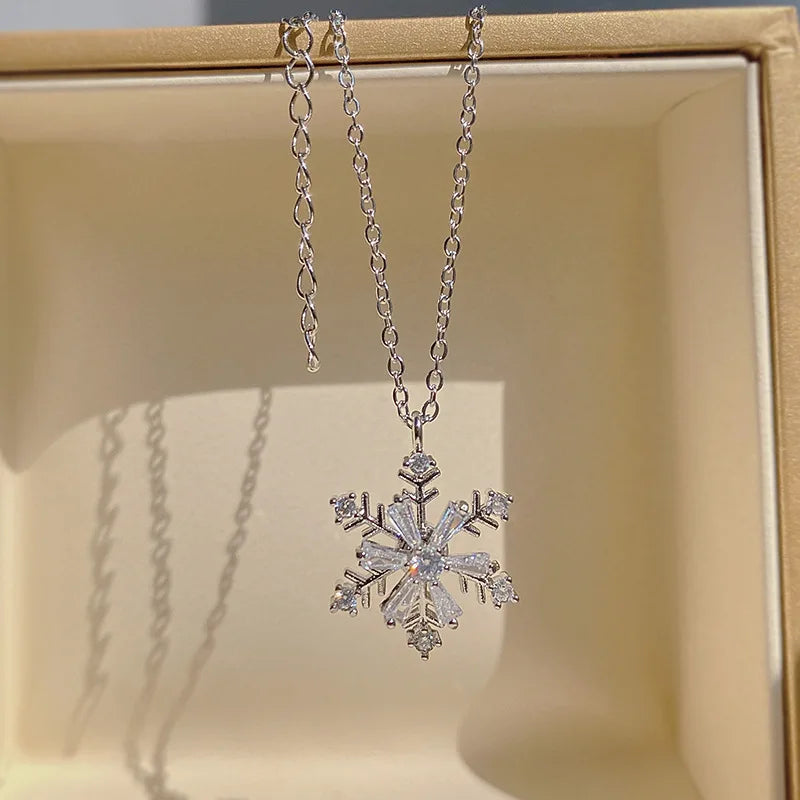 New Elegant Crystal Zircon Snowflake Pendant Necklace for Women Fashion Rhinestone Necklace Christmas Jewelry Accessories